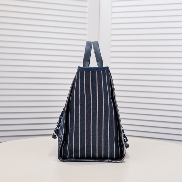 シャネルバッグ背面デザイン